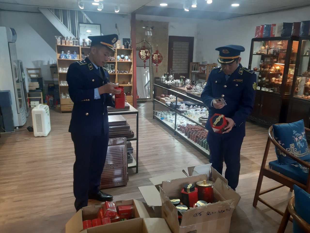 Công chức Đội QLTT số 6 kiểm tra hàng hóa vi phạm. Ảnh: Tổng cục QLTT