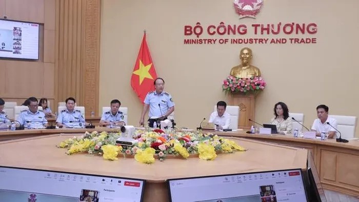 Tổng cục trưởng Tổng cục Quản lý thị trường Trần Hữu Linh thông tin tại buổi làm việc