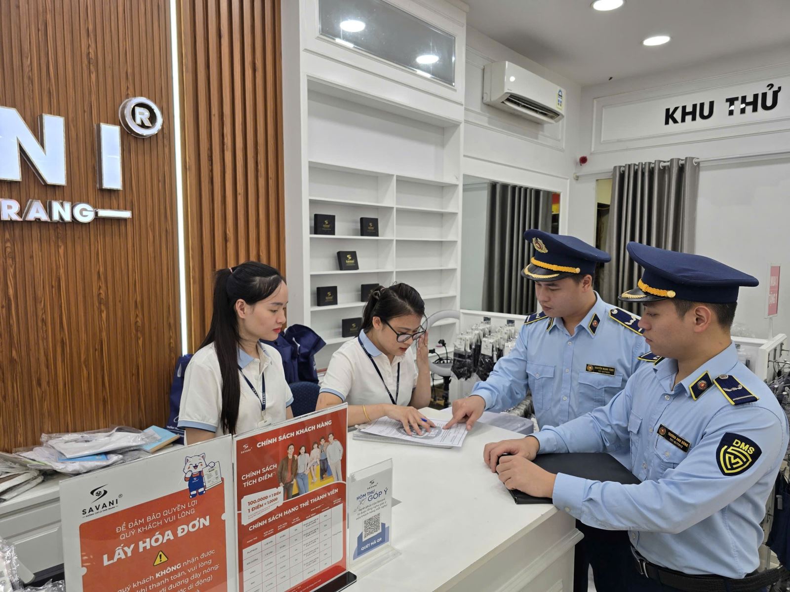 Đội QLTT số 2 đang tập trung giám sát hoạt động thương mại điện tử trong Tuần lễ Thương mại điện tử quốc gia và Ngày mua sắm trực tuyến Việt Nam - Online Friday . Ảnh: QLTT Thanh Hoá.