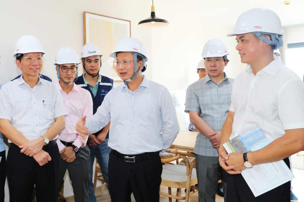 Chủ tịch UBND tỉnh kiểm tra tiến độ các dự án nhà ở xã hội. (Ảnh nguồn: Báo Quảng Ninh).