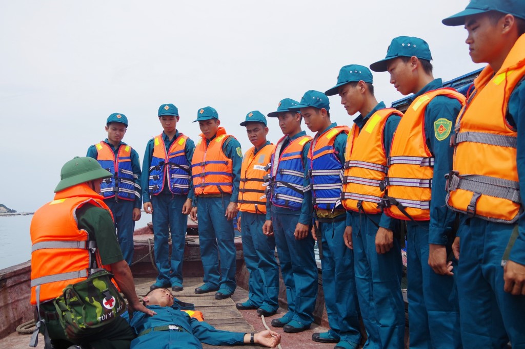 Ban Chỉ huy quân sự TP Cẩm Phả huấn luyện, diễn tập cứu hộ cứu nạn trên biển.(Ảnh: Báo Quảng Ninh).