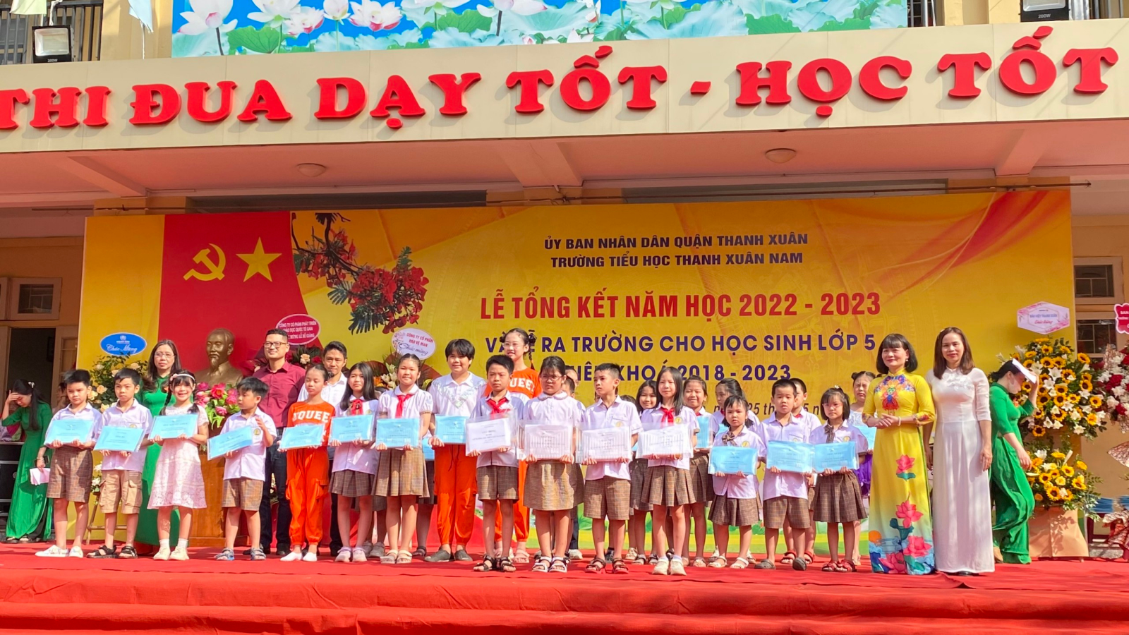 Trao thưởng cho các học sinh tiêu biểu đạt giải cao trong các kỳ thi