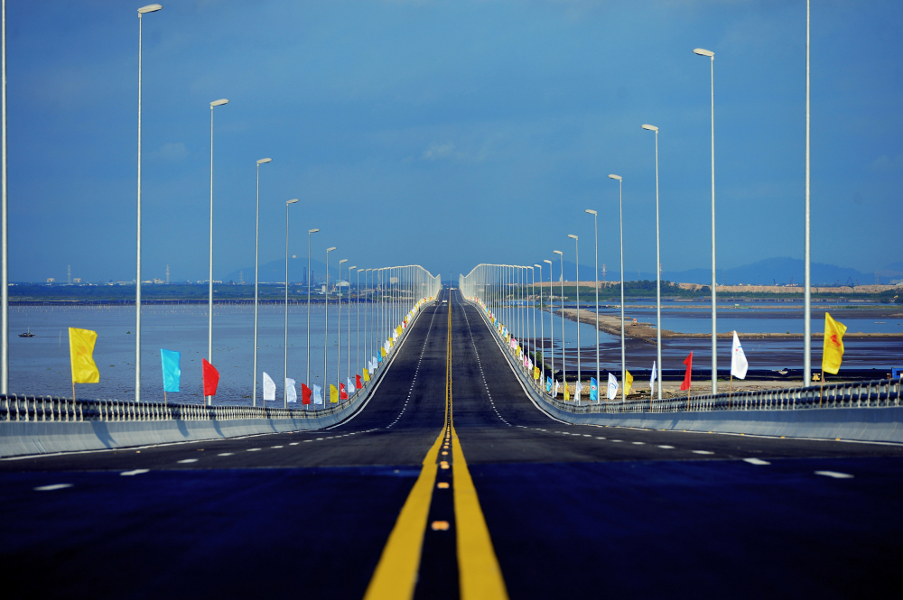 dự án đầu tư hạ tầng giao thông trọng điểm như Đường ven biển và Cầu Nhật Lệ 3. Ảnh minh hoạ 