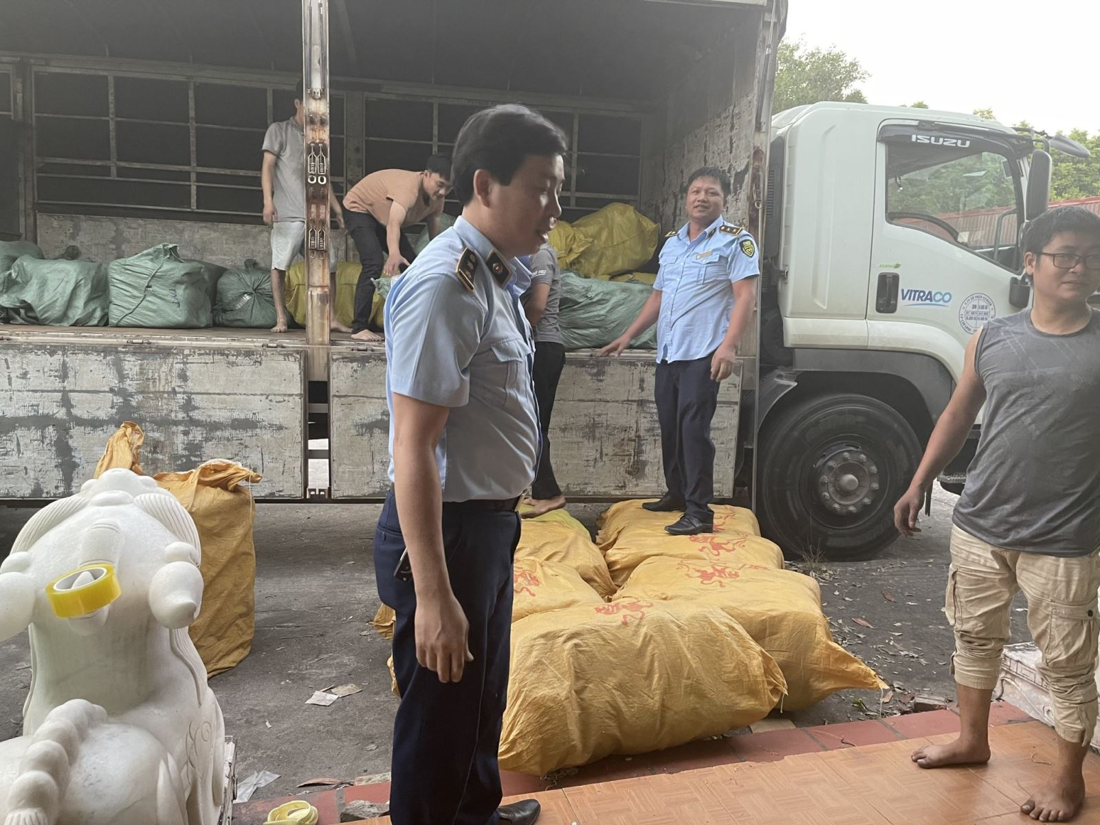 Đội QLTT thu giữ hàng chục tấn quần áo không rõ xuất xứ. Ảnh: Tổng Cục QLTT