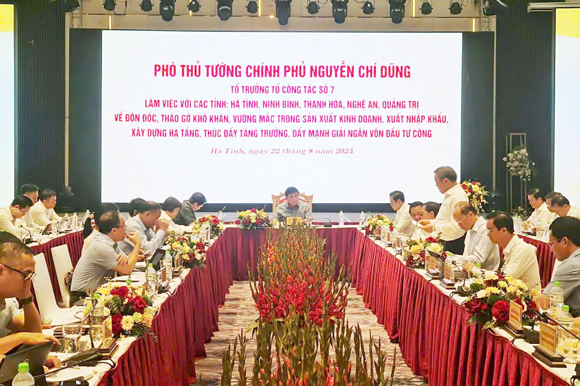 Phó Thủ tướng Chính phủ Nguyễn Chí Dũng, Tổ trưởng Tổ Công tác số 7 của Chính phủ và đoàn công tác của Chính phủ đã có buổi làm việc với 5 địa phương: Hà Tĩnh, Ninh Bình, Thanh Hóa, Nghệ An, Quảng Trị, về đôn đốc, tháo gỡ khó khăn, vướng mắc trong sản xuất kinh doanh, xuất nhập khẩu, xây dựng hạ tầng, thúc đẩy tăng trưởng, đẩy mạnh giải ngân vốn đầu tư công.