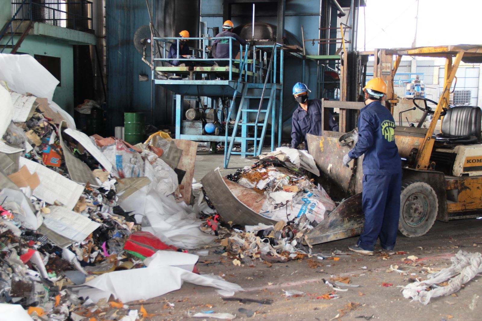 việc chuyển hóa rác thải thành năng lượng (Waste to Energy - WtE) được coi là một giải pháp lưỡng lợi, giúp xử lý triệt để vấn đề rác thải đô thị trong khi cung cấp nguồn năng lượng sạch