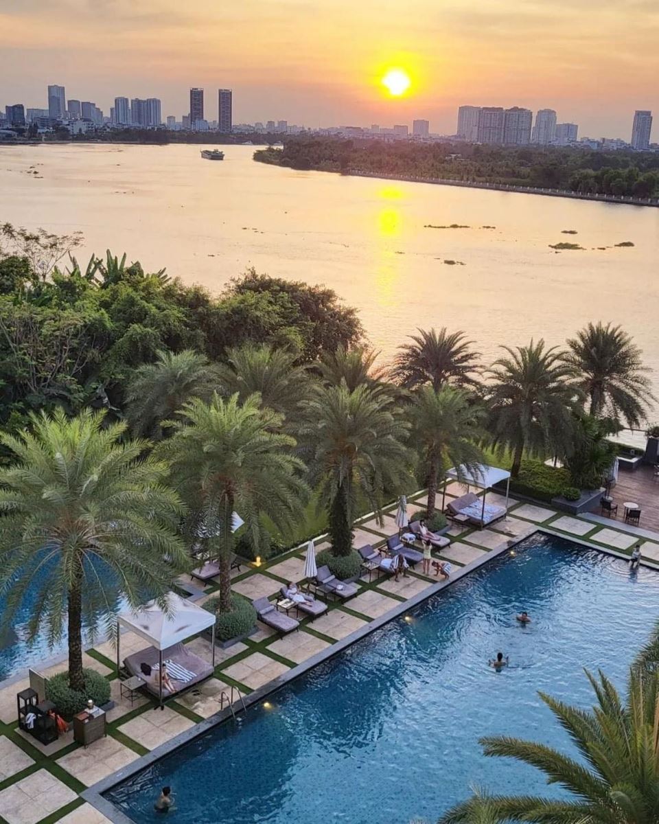 Hạng mục hồ bơi trong Khách sạn Mia Saigon