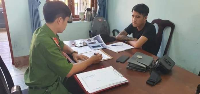 Công an xã Bắc Trạch lấy lời khai đối tượng Hoàng Tấn Hải tại trụ sở Công an xã.