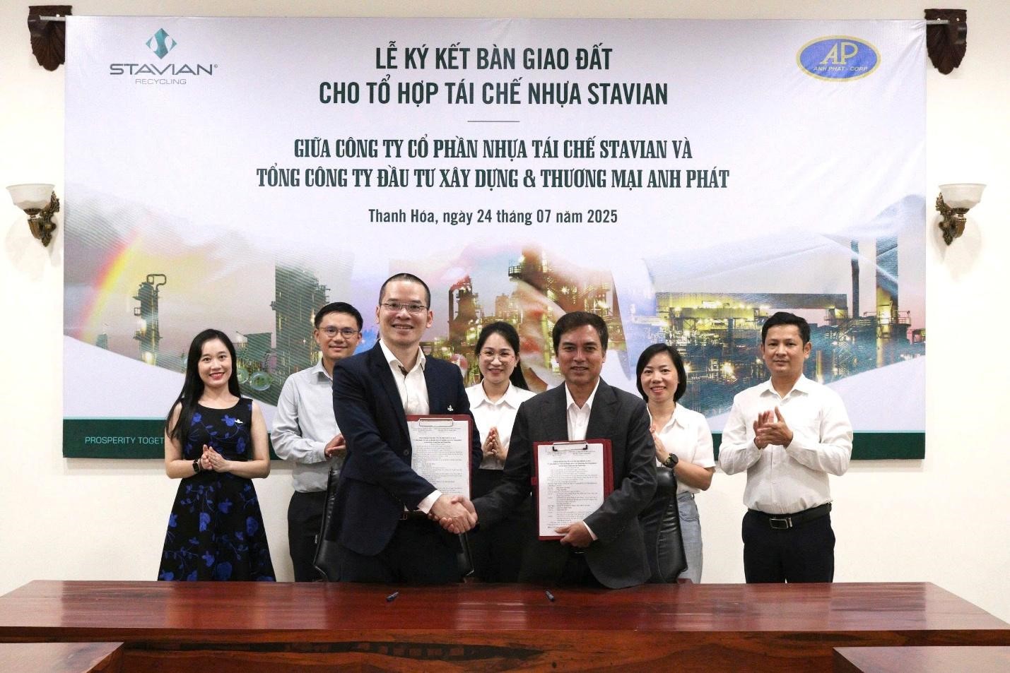 Lễ Ký kết Biên bản bàn giao đất cho Tổ hợp Tái chế Nhựa Stavian giữa Công ty Cổ phần Nhựa tái chế Stavian và Tổng Công ty Đầu tư Xây dựng & Thương mại Anh Phát