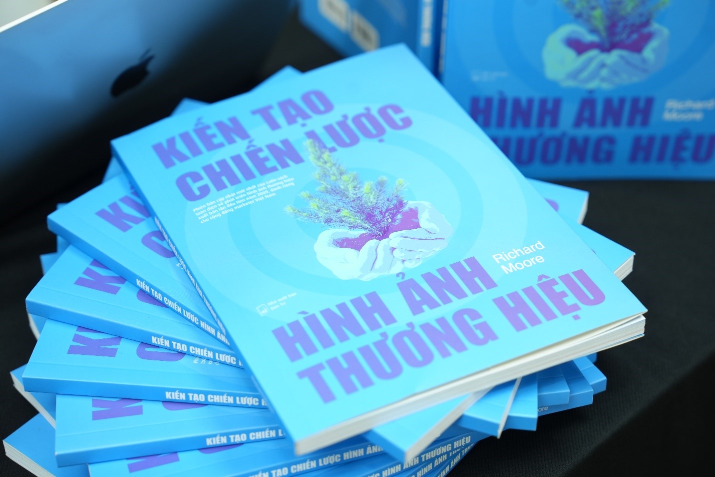 Hình cảnh cuốn sách "Kiến tạo chiến lược hình ảnh thương hiệu"