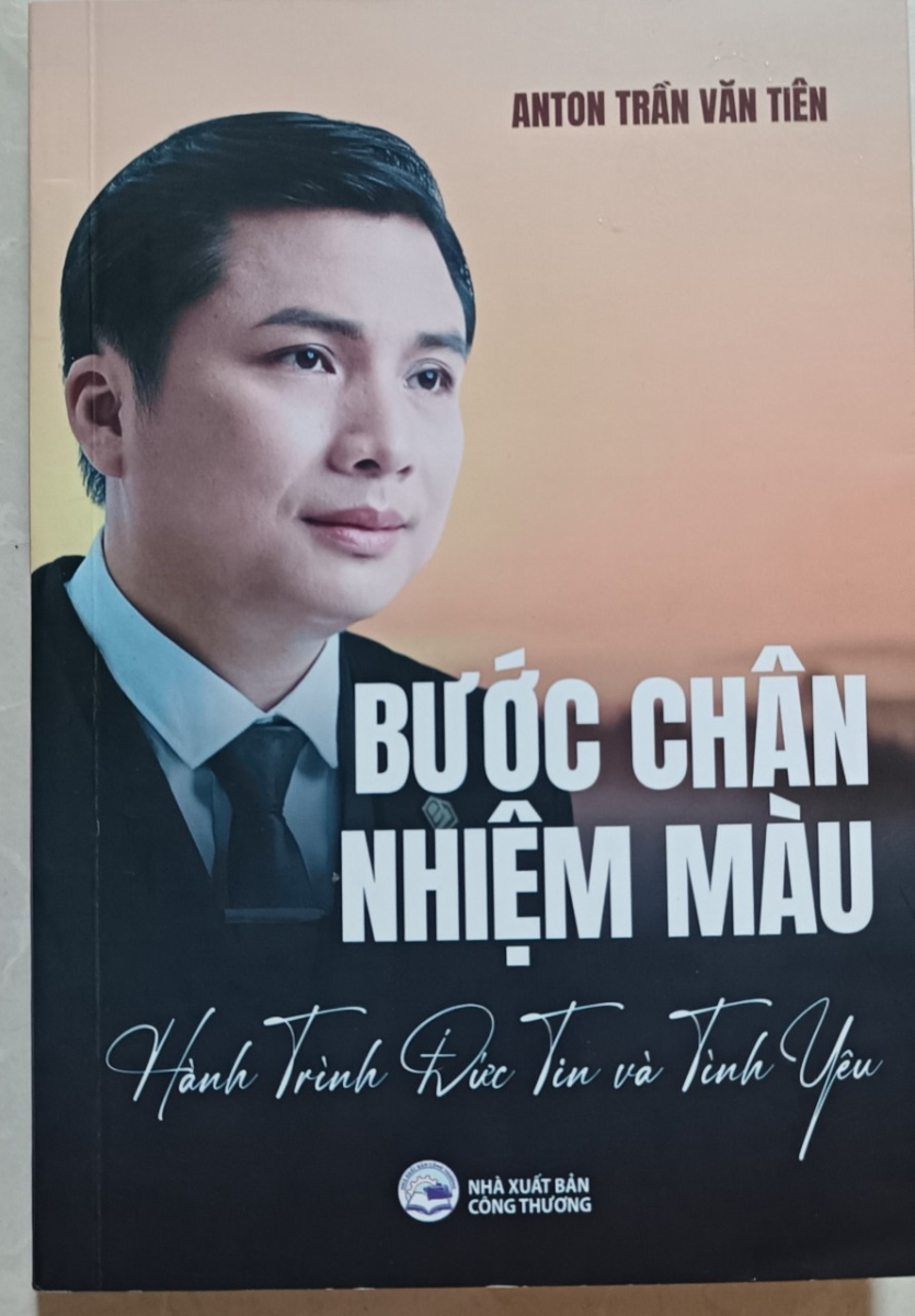 Bìa cuốn sách “Bước chân nhiệm màu” của doanh nhân Trần Văn Tiên