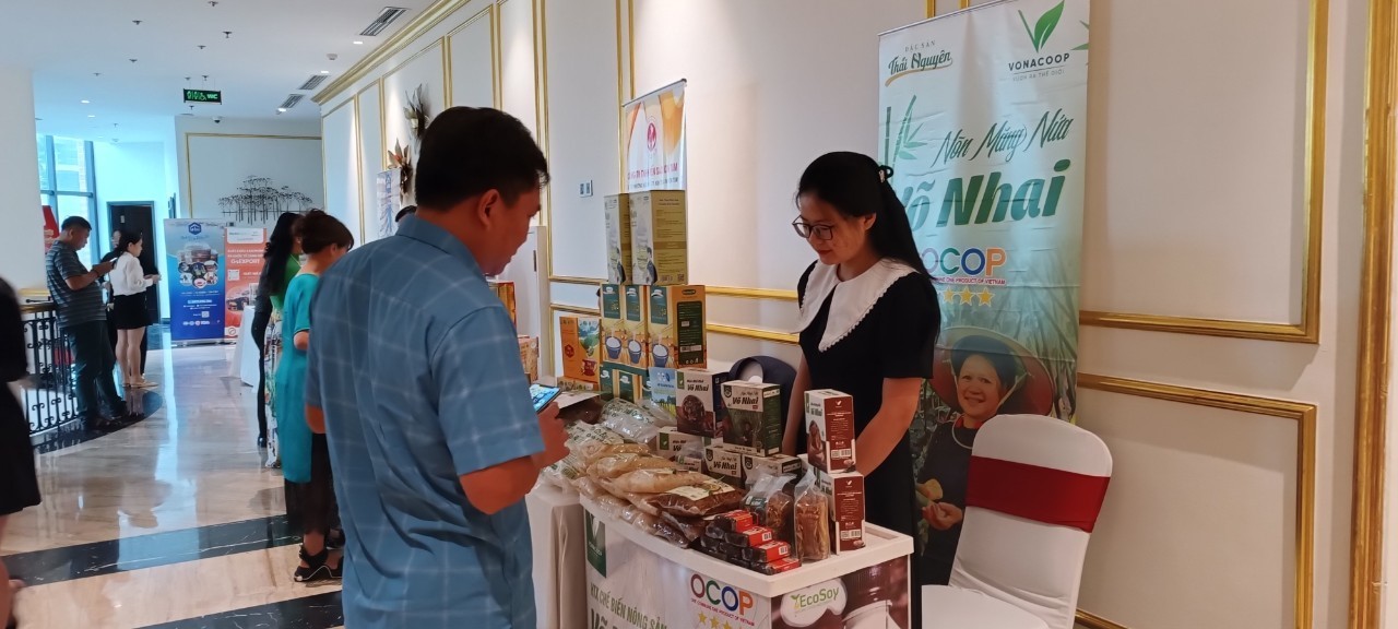 Một số doanh nghiệp có sản phẩm ocop trưng bày bên lề buổi lễ ra mắt sàn Sàn xuất khẩu SourceVietnam.com