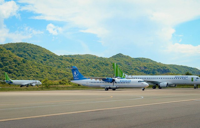 Sân bay Côn Đảo hiện chỉ có Vietnam Airlines và Bamboo Airways khai thác bằng các loại tàu bay ATR72 và Embraer E195. Ảnh: TTXVN