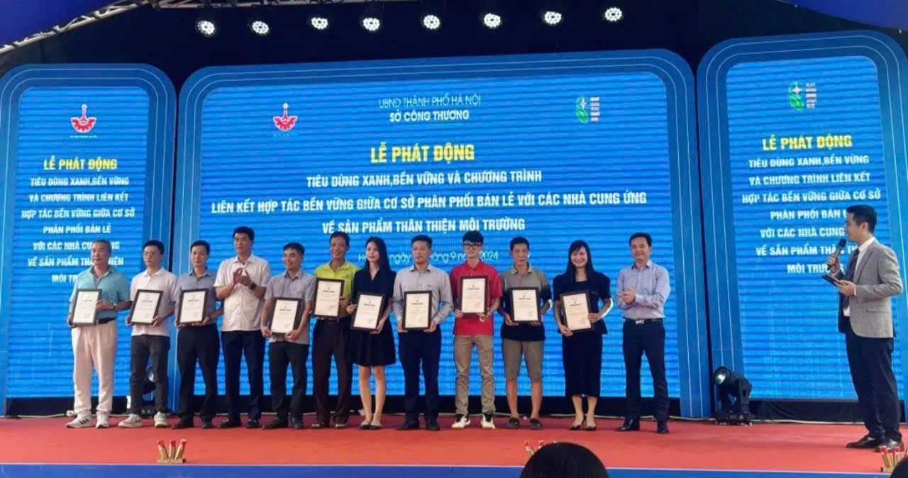 Ông Cù Huy Quang - Phó Chánh văn phòng Sản xuất và Tiêu dùng bền vững, Bộ Công Thương trao chứng nhận liên kết cho các cơ sở, doanh nghiệp cung ứng và nhà phân phối