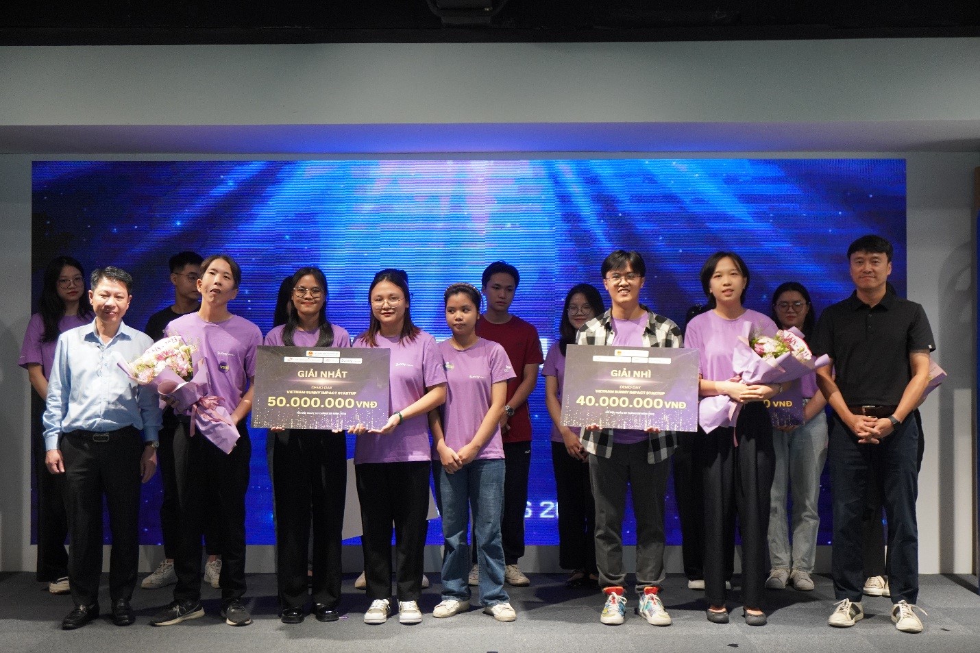 Trao giải cho các nhóm sinh viên