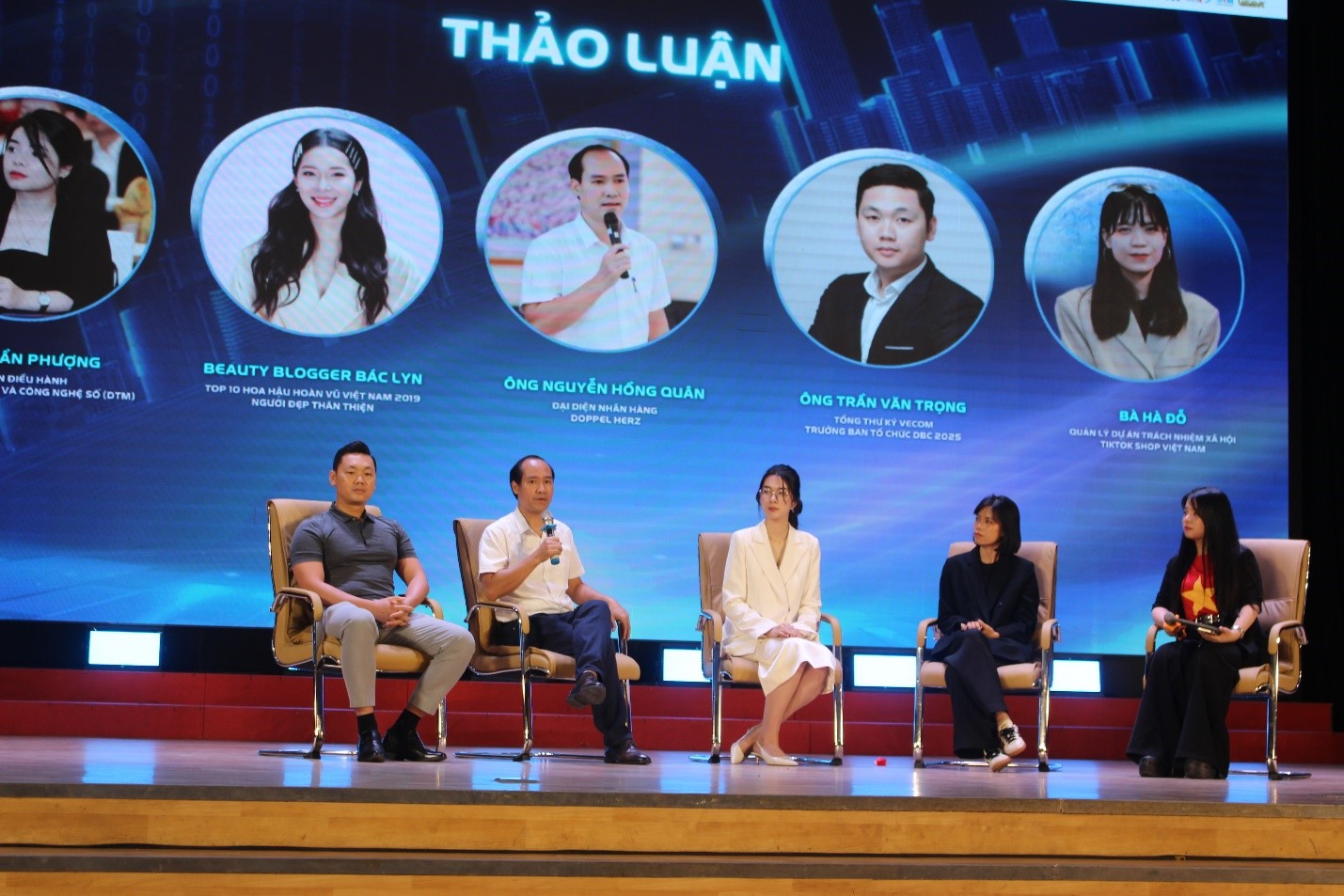 Các diễn giả chia sẻ tại Diễn đàn Khởi nghiệp số