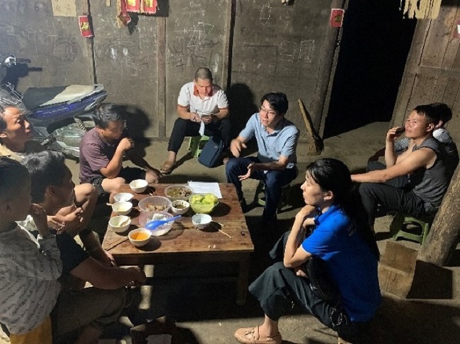 Cán bộ bảo hiểm đến trực tiếp tuyên truyền, tư vấn cho từng hộ dân. Ảnh minh họa