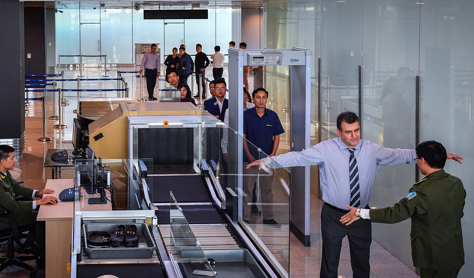 Tiếp tục tăng cường công tác chống gian lận thương mại, soi chiếu an ninh tại các cảng hàng không, sân bay. Ảnh: Internet