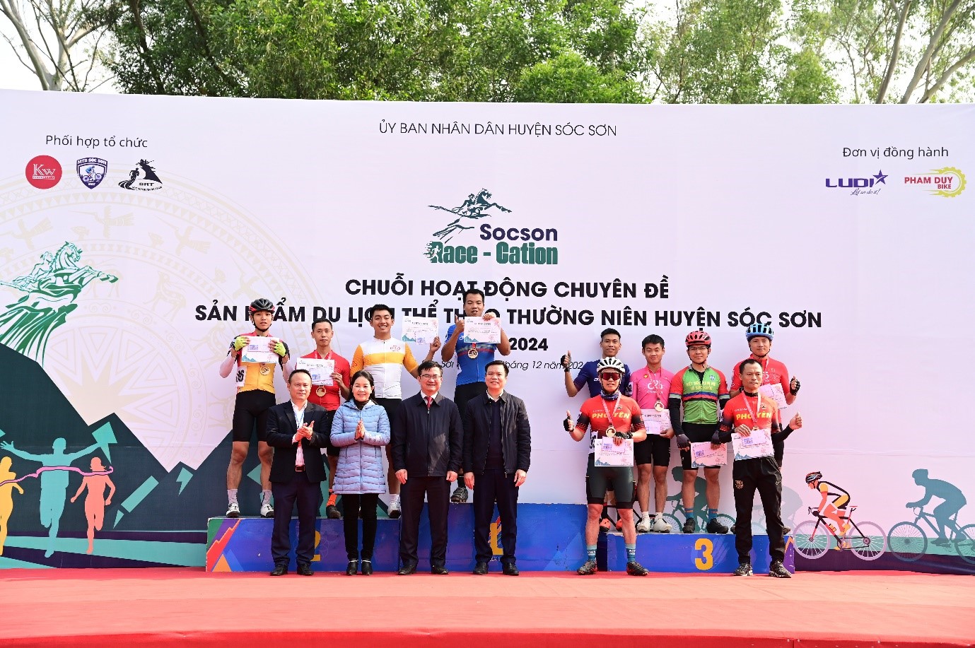 Ss2 Ông Lê Hữu Mạnh – Thường vụ huyện ủy, Trưởng Ban Tuyên giáo, Giám đốc trung tâm Chính trị huyện Sóc Sơn và ông  Tống Giang Phúc, Trưởng phòng Văn hóa thông tin huyện Sóc Sơn trao giải cho các vận động viên đạt giải nhất, nhì, ba.