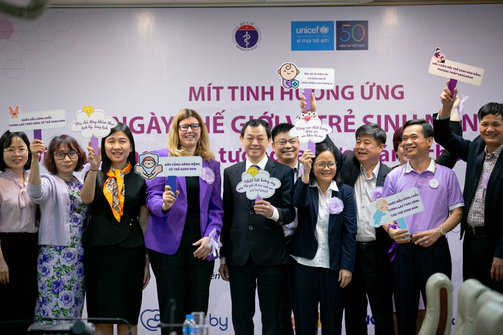 TS. Nguyễn Tri Thức - Thứ trưởng Bộ Y tế; bà Silvia Danailov - Trưởng Đại diện UNICEF tại Việt Nam; đại diện WHO; cùng đại diện các bệnh viện và các đơn vị đồng hành cùng kêu gọi hành động vì trẻ sinh non.