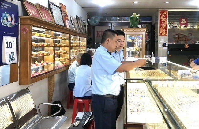 Lực lượng QLTT tỉnh Bà Rịa - Vũng Tàu tiến hành kiểm tra đột xuất doanh nghiệp kinh doanh vàng. (Ảnh: Cục QLTT)