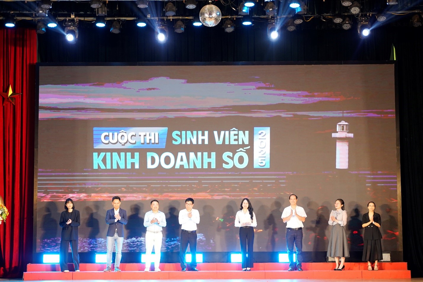 Các đại biểu ấn nút khởi động Cuộc thi Sinh viên Kinh doanh số 2025