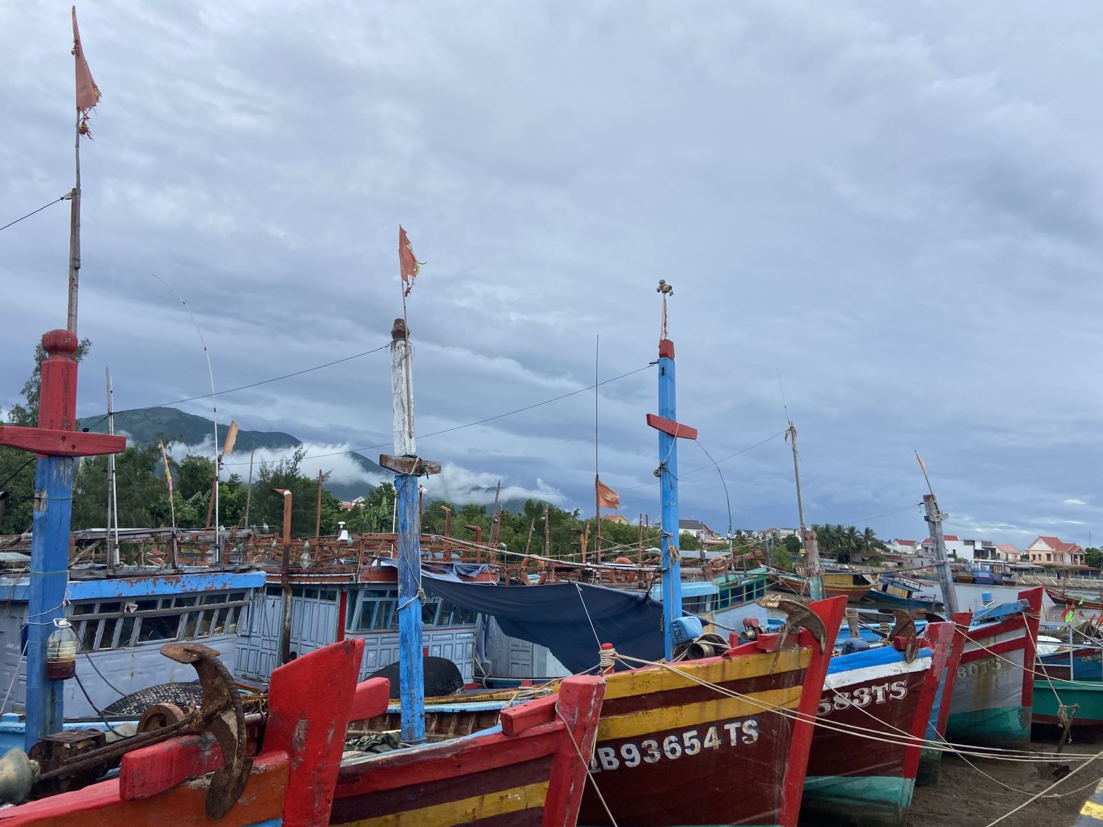 Tàu cá neo đậu trên bến neo đậu ở Cảnh Dương (Quảng Trạch - Quảng Bình)