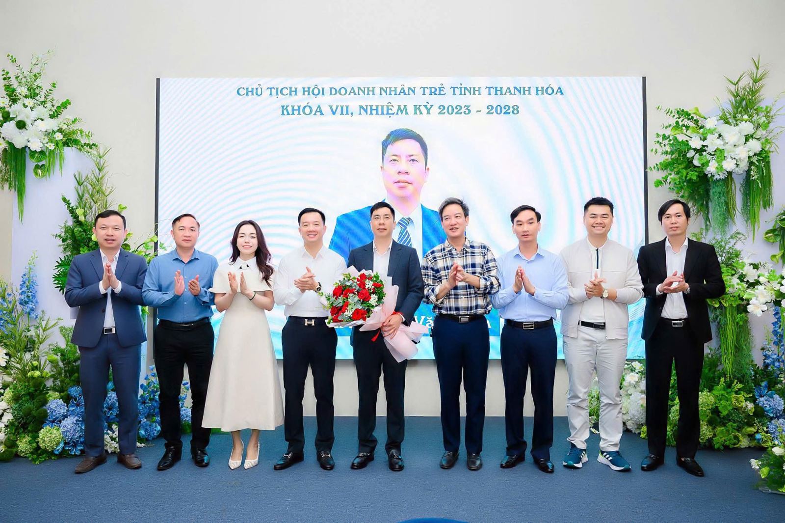 Anh Nguyễn Văn Tuấn, tân Chủ tịch Hội Doanh nhân trẻ tỉnh Thanh Hoá nhân hoa chúc mừng.