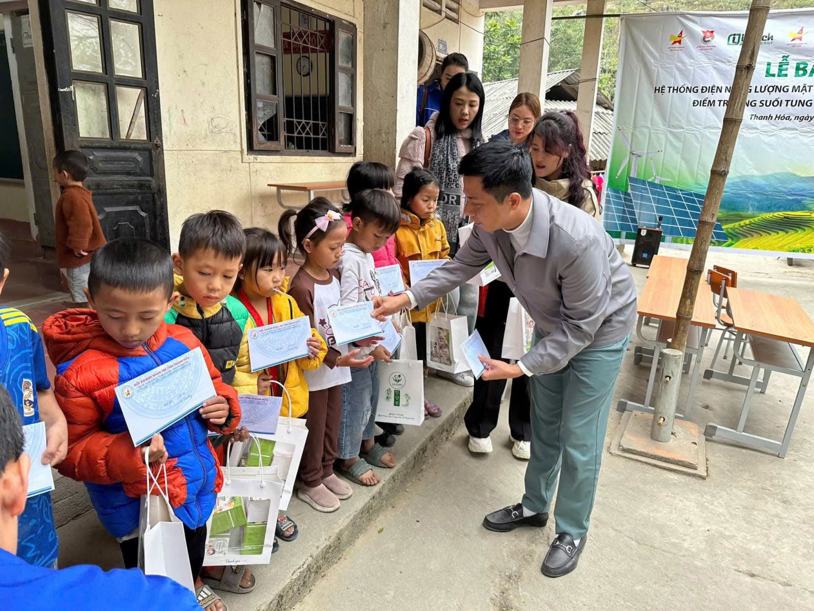 Anh Nguyễn Văn Tuấn đại diện Hội Doanh nhân trẻ tỉnh Thanh Hoá trao quà cho học sinh nghèo vượt khó.