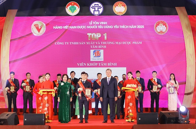 Ông Nguyễn Minh Hoàng - Phó Tổng Giám đốc Công ty Dược phẩm Tâm Bình tại lễ vinh danh “Hàng Việt Nam được người tiêu dùng yêu thích” năm 2025