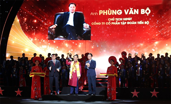 Ông Phùng Văn Bộ - Chủ tịch HĐQT TTB Group- nhận được giải thưởng Top 10 Sao Đỏ - Doanh nhân trẻ Việt Nam tiêu biểu 2019.