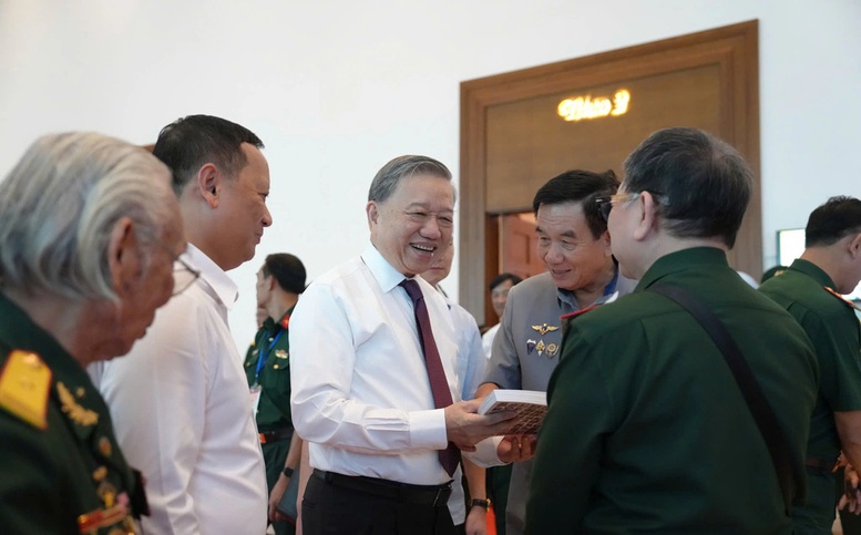 Tổng Bí thư Tô Lâm gặp mặt các tướng lĩnh, Anh hùng Lực lượng vũ trang nhân dân, thanh niên xung phong, dân công hỏa tuyến, biệt động Sài Gòn... từng tham gia Chiến dịch Hồ Chí Minh, nhân dịp kỷ niệm 50 năm Ngày thống nhất đất nước (30/4/1975-30/4/2025).