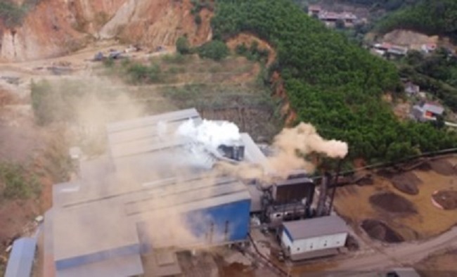 Khói bụi từ cơ sở Nhà máy luyện gang thép công suất 100.000 tấn/năm của Công ty CP Luyện Kim đen Thái Nguyên.