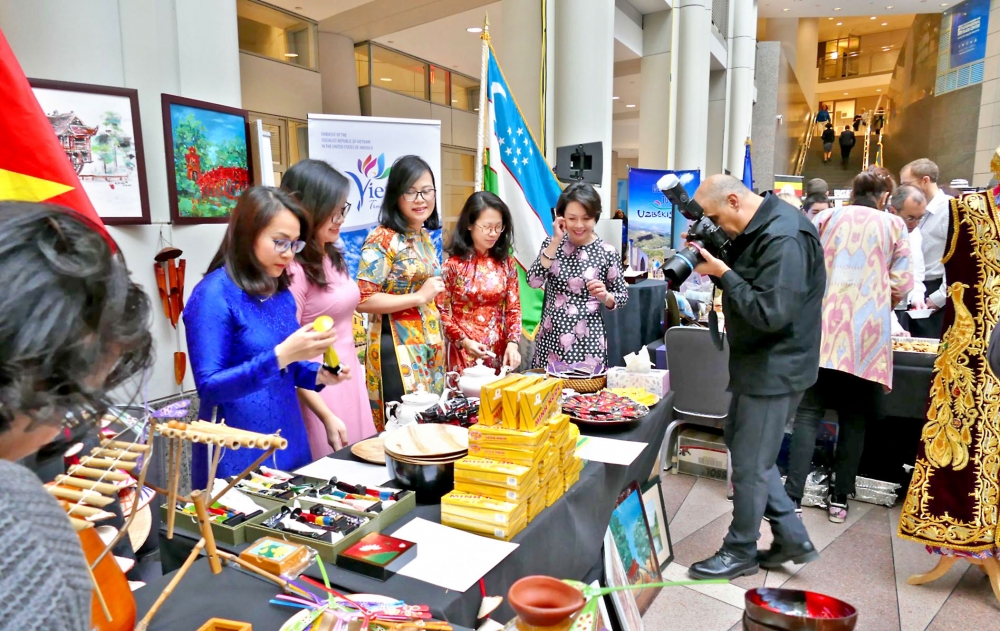 Các cán bộ thương vụ là những đại sứ kinh tế của đất nước ở ngoài nước, là cụm “ăng-ten” để thu phát các thông tin từ chính sách của nước sở tại. Ảnh minh hoạ: Internet