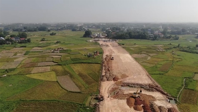 Mặt bằng xây dựng dự án đường liên kết 3 tỉnh Thái Nguyên - Bắc Giang - Vĩnh Phúc đã và đang được gấp rút bàn giao cho đơn vị thi công ( Ảnh: Lê Hanh)