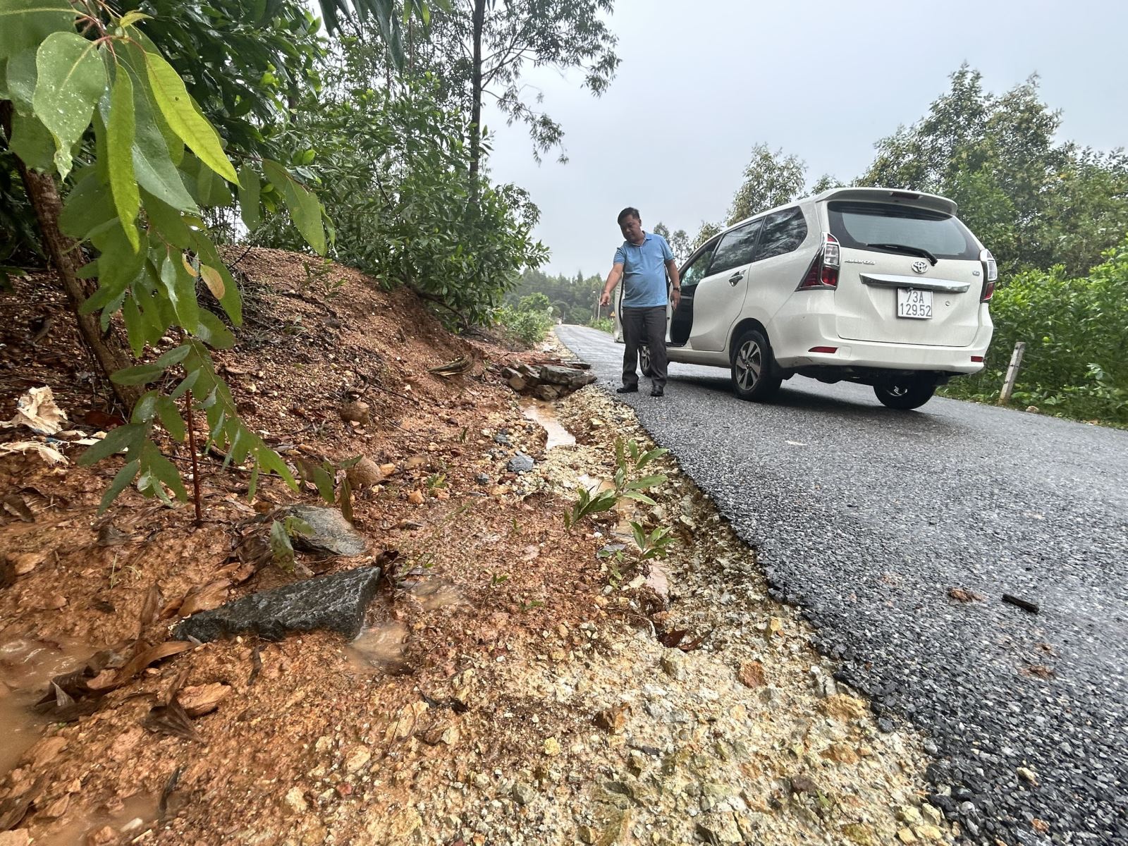  Tuyến đường nối từ trung tâm xã Quảng Châu đến đường Tiến - Châu - Văn Hóa, xuất hiện nhiều điểm sạt lở.