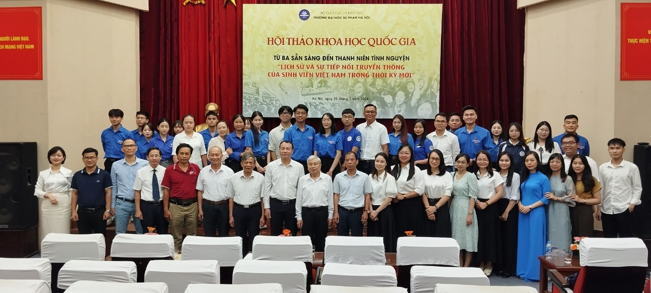 Các đại biểu tham gia Hội thảo chụp ảnh lưu niệm cùng các cán bộ, giảng viên, sinh viên nhà trường