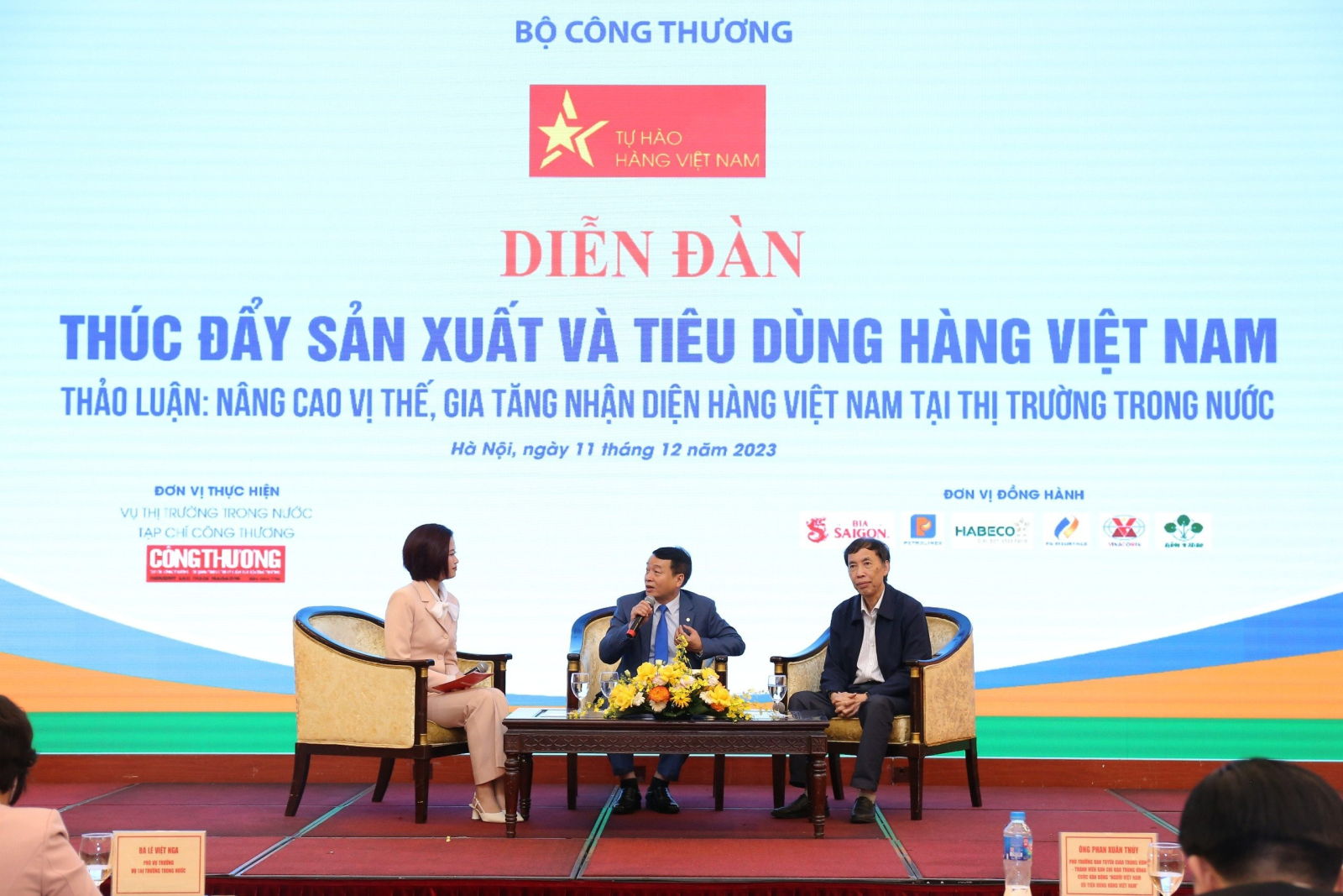 Các đại biểu chia sẻ tại Diễn đàn Thúc đẩy sản xuất và tiêu dùng hàng Việt