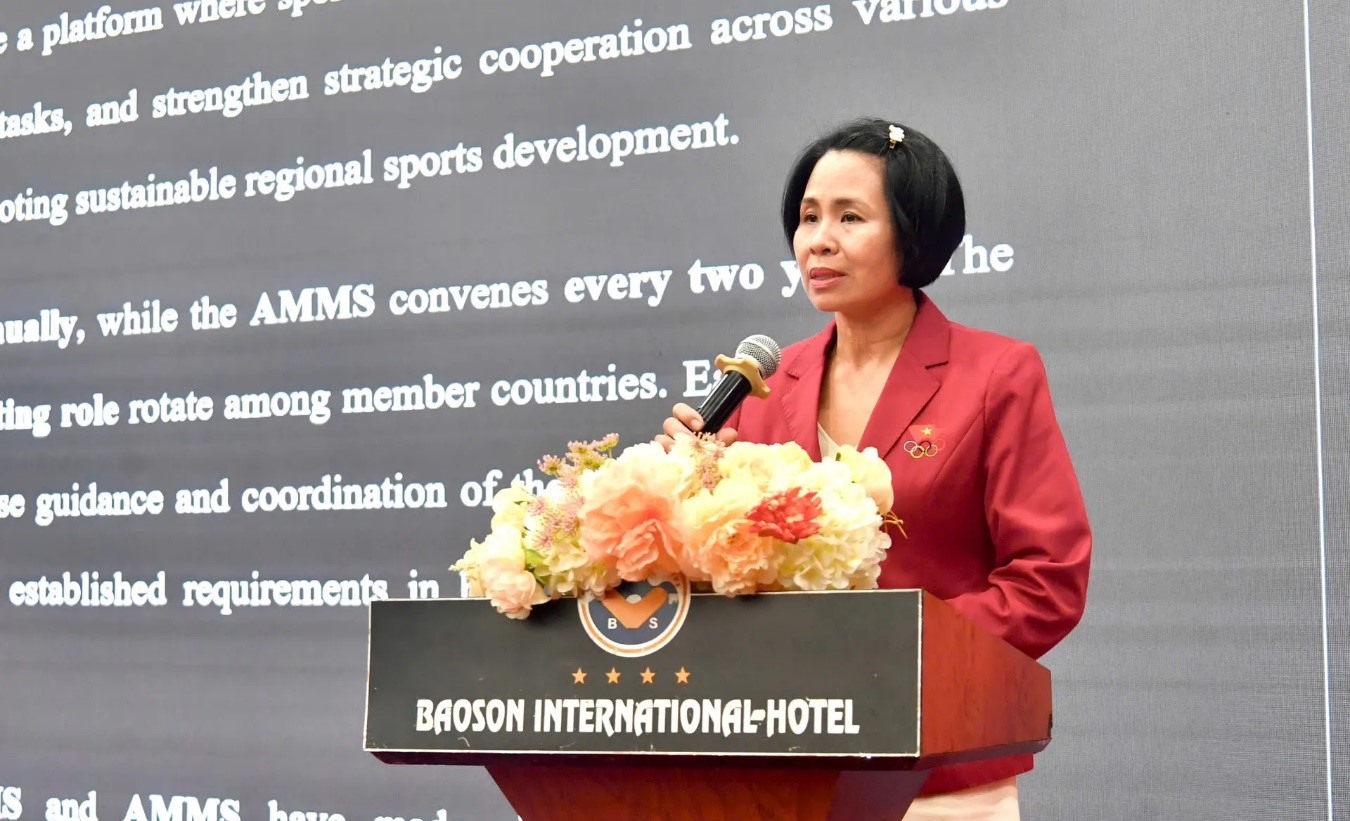 Phó Cục trưởng Cục Thể dục thể thao Lê Thị Hoàng Yến trao đổi thông tin với báo chí