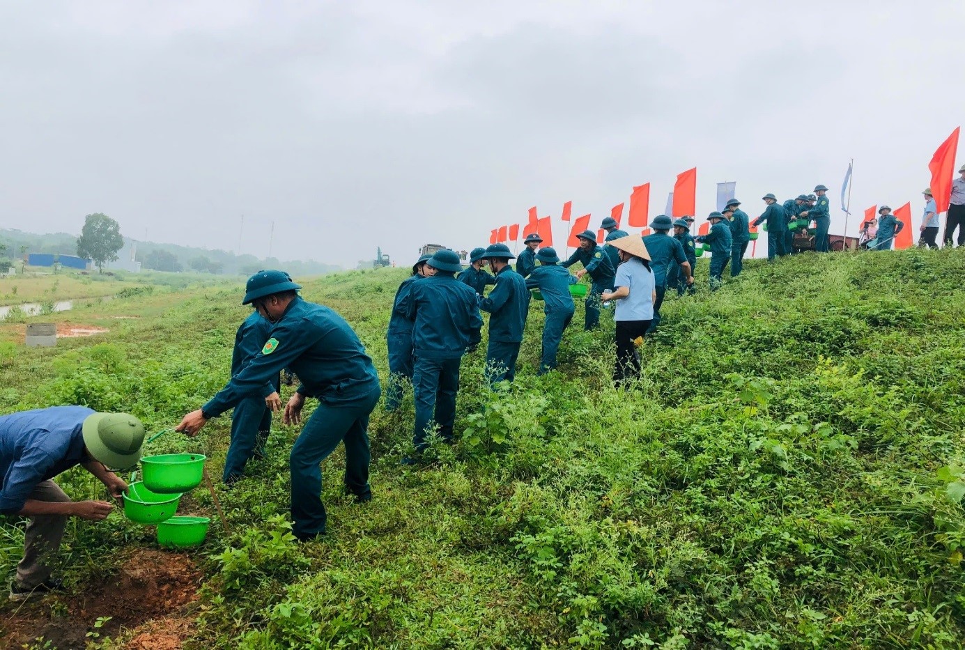 Hàng trăm người đã tham gia buổi diễn tập tại phường Sơn Tây.