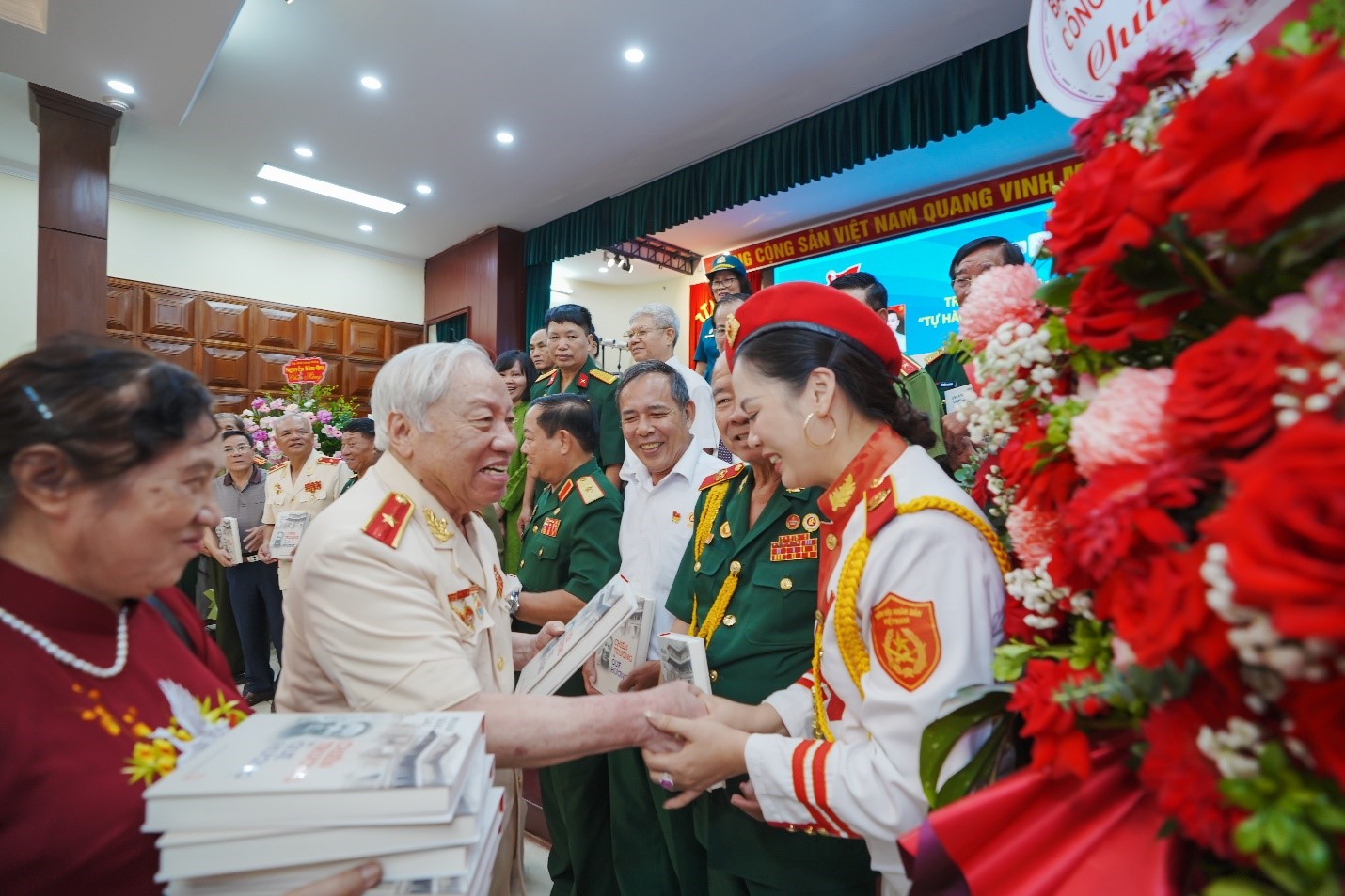 Thiếu tướng Phan Văn Lai tặng sách cho các đồng đội, cựu chiến binh. 