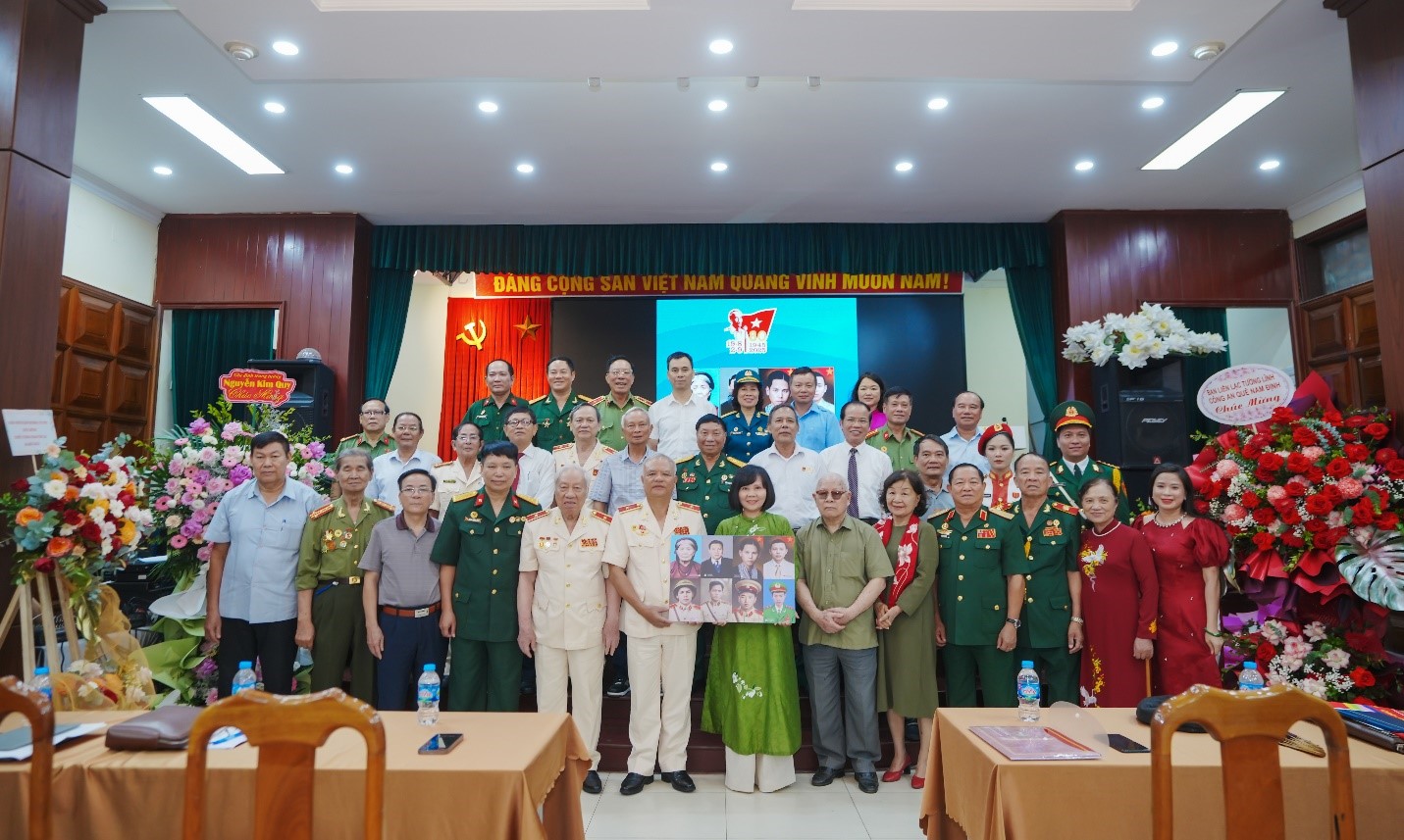 Trao di ảnh màu của cán bộ, Anh hùng liệt sỹ Công an nhân dân cho Bảo tàng Mặt trận Tổ quốc và Bảo tàng Phụ nữ Việt Nam.