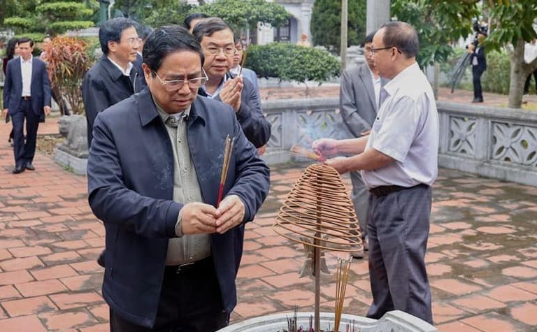 Thủ tướng Phạm Minh Chính dâng hương tưởng niệm đồng chí Lê Đức Thọ.