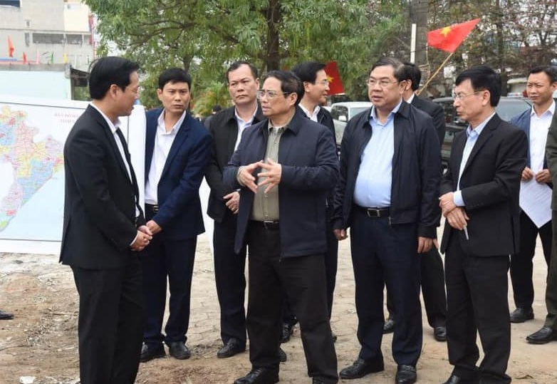Thủ tướng  khảo sát dự án cầu bắc qua sông Đào, thành phố Nam Định.