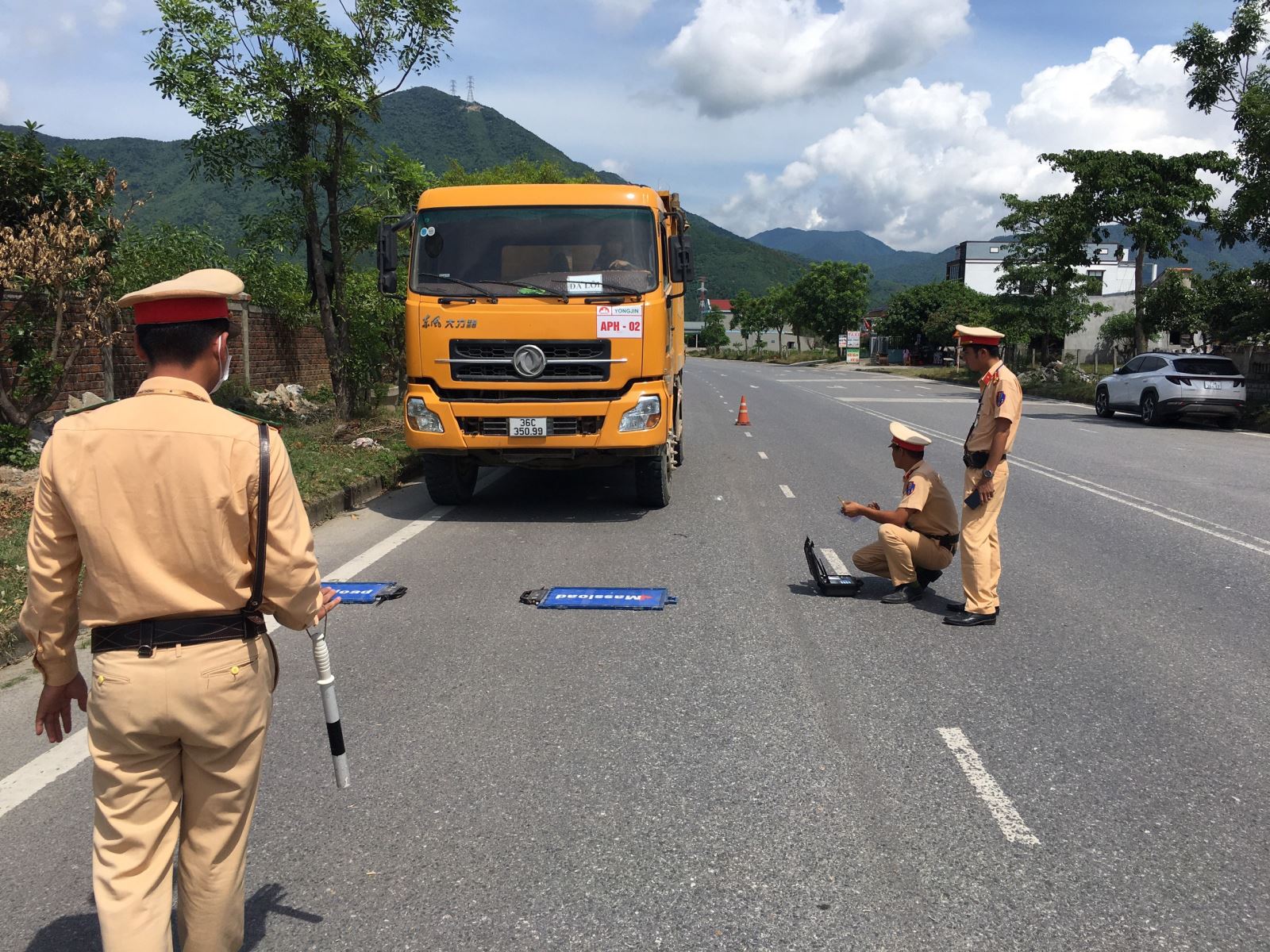 Lực lượng CSGT-TT huyện Quảng Trạch tiến hành kiểm tra tải trọng phương tiện trên tuyến đường nội thôn Vịnh Sơn, xã Quảng Đông.  