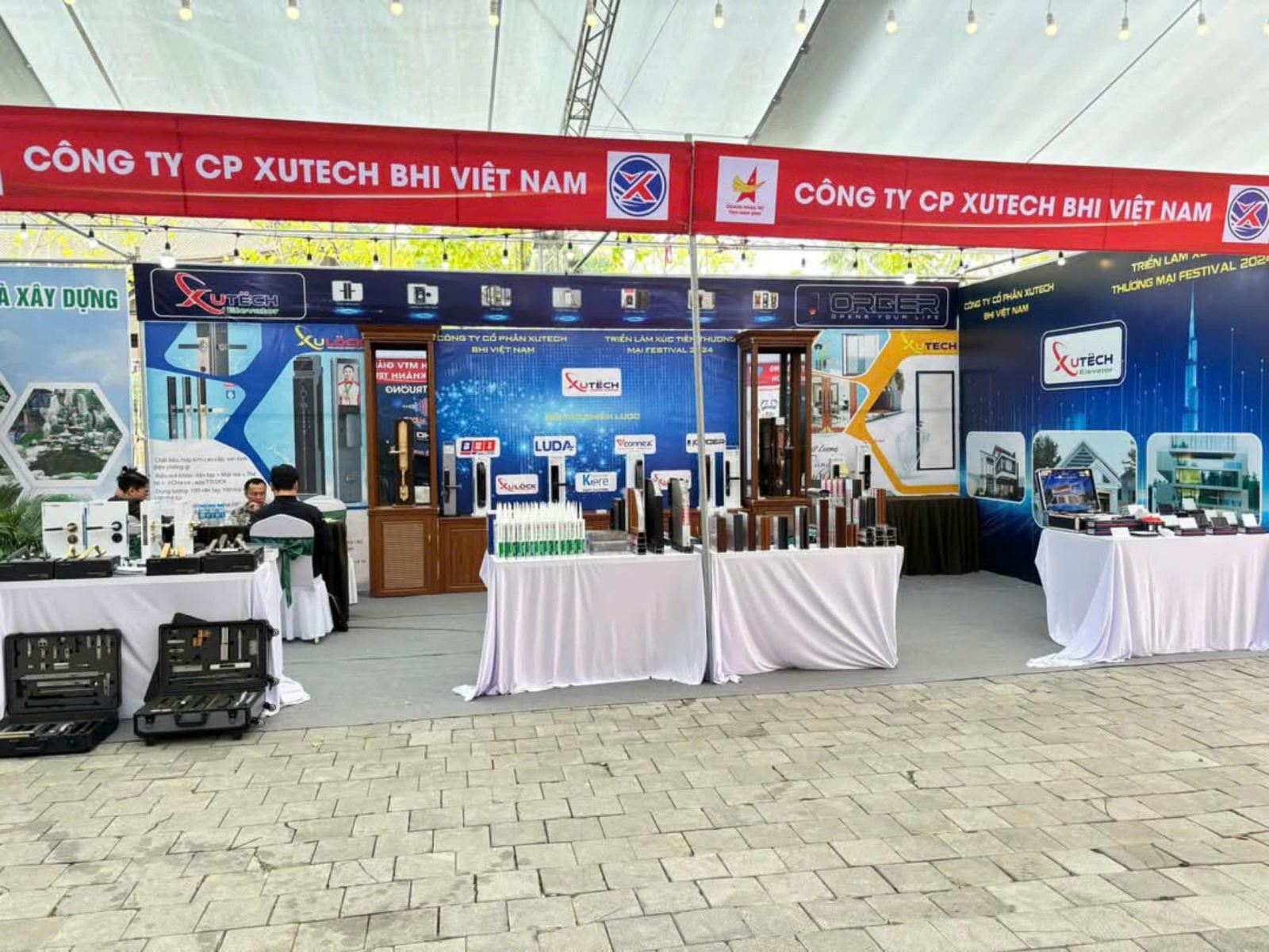 Quy tụ gần 100 gian hàng tại triễn lãm.