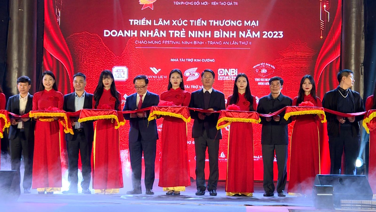 Các đại biểu cắt băng khai mạc triễn lãm.