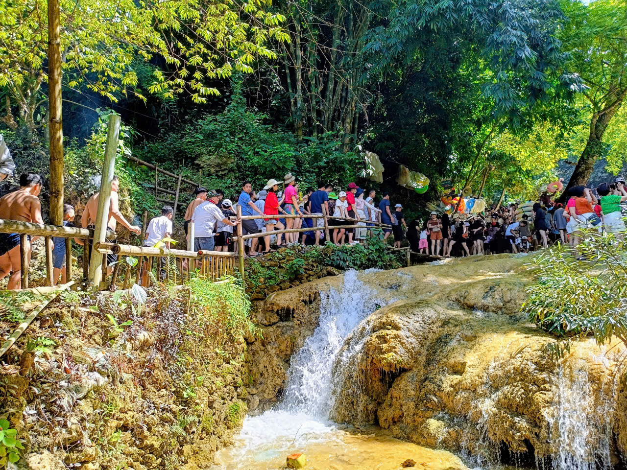 Dòng người nườm nượp đổ về Thác Mây trong ngày hè nóng nực.