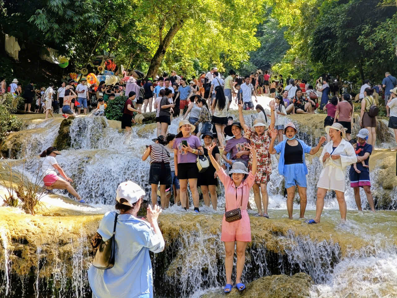 du khách không chỉ tắm mát, mà còn lưu lại những khoảnh khắc đáng nhớ cùng bạn bè và gia đình