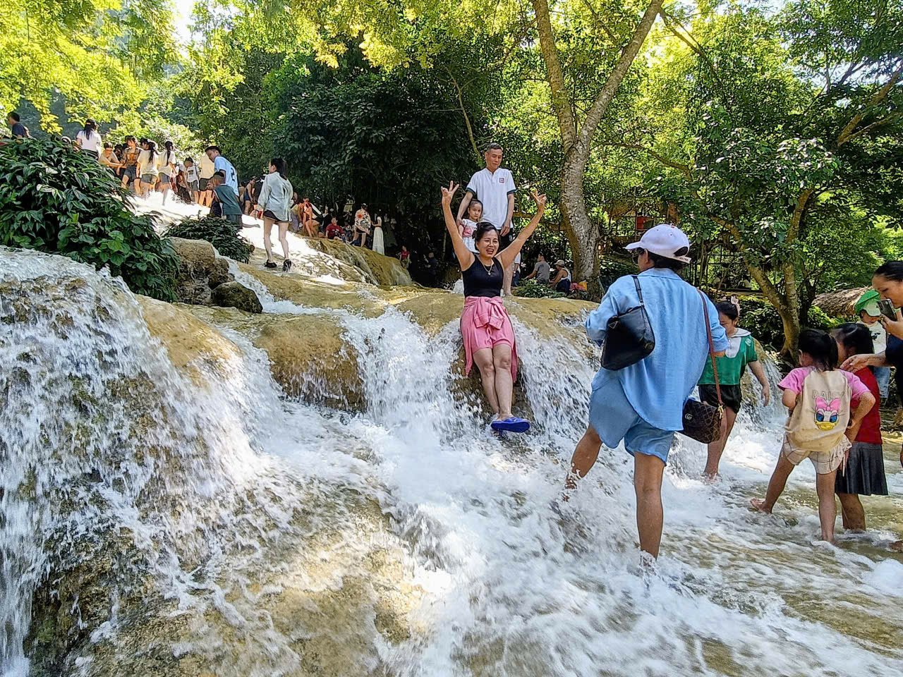  Du khách thích thú trải nghiệm “trượt nước tự nhiên” trên những bậc thác đá mát lạnh giữa rừng già Thạch Quảng.